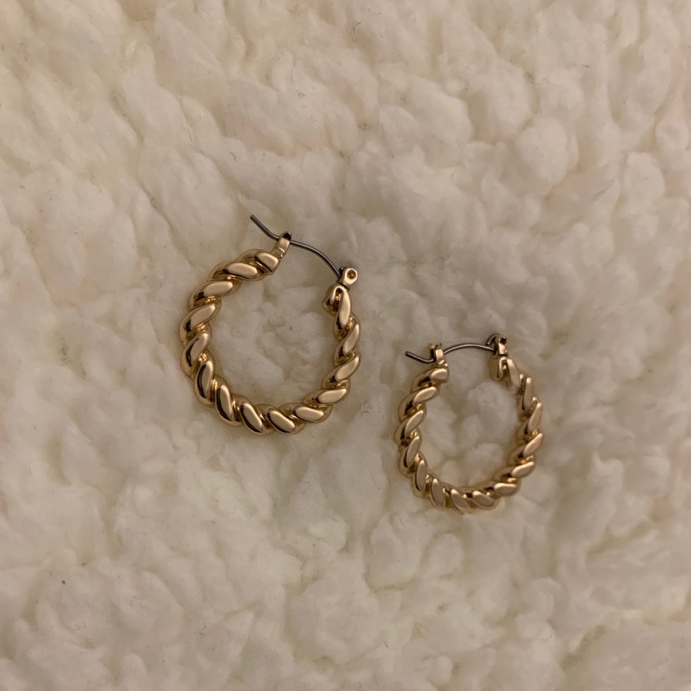 Simple Gold hoops - Picture 2 of 2